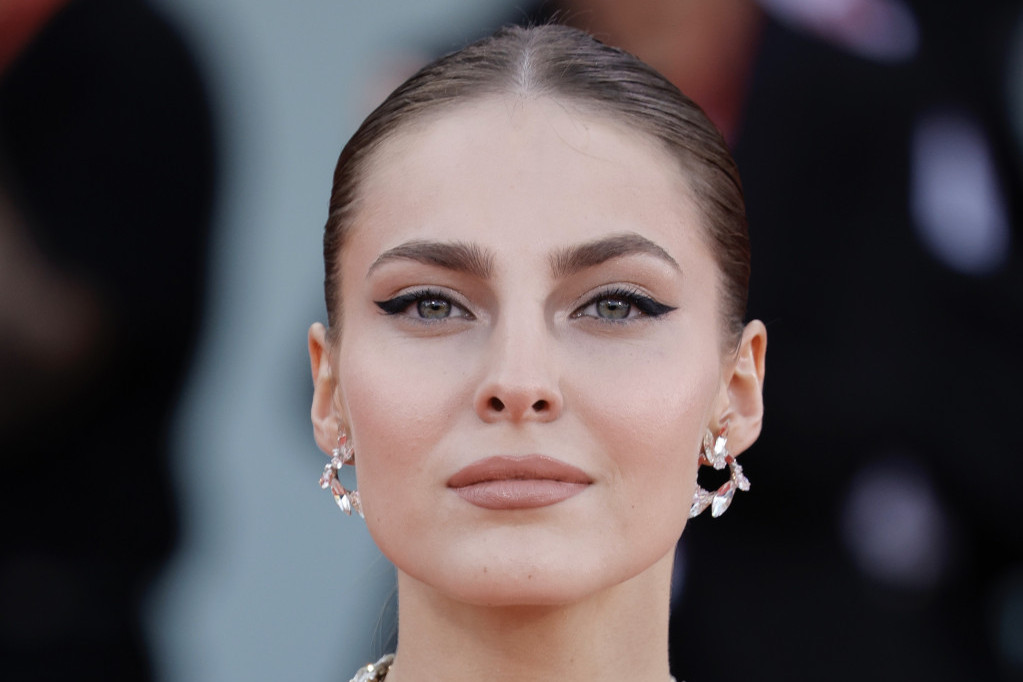 Tek što se saznalo da je u vezi, Džejla Ramović zablistala u belom: Svi komentarišu da joj savršeno stoji FOTO - featured image Tek što se saznalo da je u vezi, Džejla Ramović zablistala u belom: Svi komentarišu da joj savršeno stoji FOTO - featured image