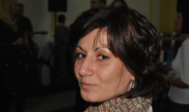 ŠTA ODAJE NEKULTURNU ŽENU – samo obratite pažnju da li radi ove 4 stvari i sve će vam biti jasno - featured image ŠTA ODAJE NEKULTURNU ŽENU – samo obratite pažnju da li radi ove 4 stvari i sve će vam biti jasno - featured image