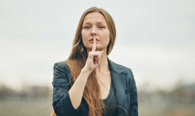 Ženu koja ima ljubavnika nije teško prepoznati – ovih 8 znakova sve nepogrešivo otkrivaju (posebno broj 6) - featured image Ženu koja ima ljubavnika nije teško prepoznati – ovih 8 znakova sve nepogrešivo otkrivaju (posebno broj 6) - featured image