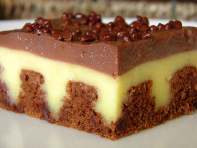 Jednostavni puding kolač s rupama - featured image Jednostavni puding kolač s rupama - featured image