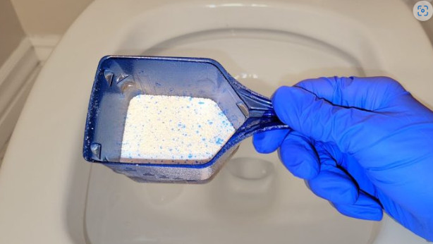 SIPAJTE U TOALET I SAČEKAJTE 15MINUTA: Domaći trik koji bi SVI trebali znati! - featured image SIPAJTE U TOALET I SAČEKAJTE 15MINUTA: Domaći trik koji bi SVI trebali znati! - featured image