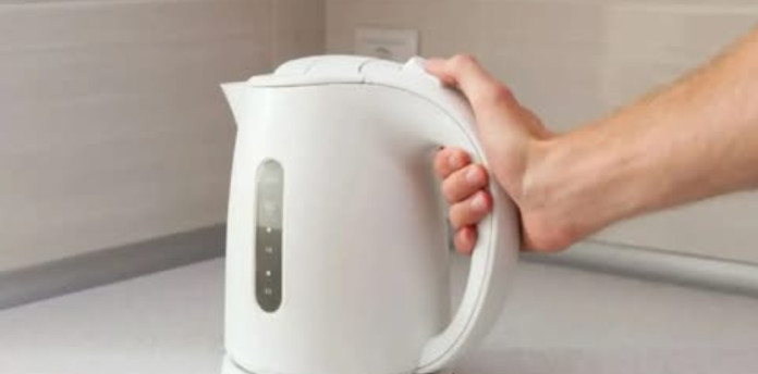 Bez sirćeta ili limunske kiseline: Ovaj iznenađujući sastojak će SAVRŠENO i bez napora očistiti vaš čajnik! - featured image Bez sirćeta ili limunske kiseline: Ovaj iznenađujući sastojak će SAVRŠENO i bez napora očistiti vaš čajnik! - featured image