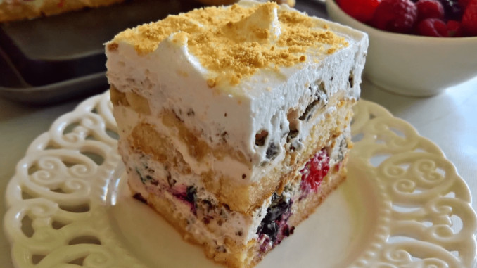 Voćni kolač sa piškotama – Ne peče se, a spreman za 15 minuta! - featured image Voćni kolač sa piškotama – Ne peče se, a spreman za 15 minuta! - featured image