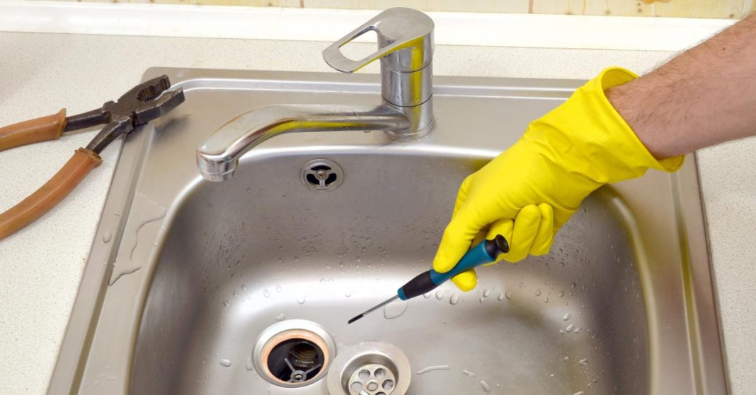 Nije ocat ili soda bikarbona: jeftini sastojak odčepljuje sudoper i druge odvode u samo nekoliko sekundi - featured image Nije ocat ili soda bikarbona: jeftini sastojak odčepljuje sudoper i druge odvode u samo nekoliko sekundi - featured image