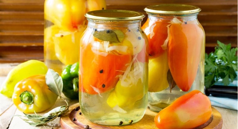 Paprike punjene kupusom su jako fina, ali i jeftina zimnica: Ovo je genijalno! - featured image Paprike punjene kupusom su jako fina, ali i jeftina zimnica: Ovo je genijalno! - featured image