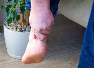 3 ZNAKA VISOKOG HOLESTEROLA: Odmah pogledajte vaše ruke i noge 3 ZNAKA VISOKOG HOLESTEROLA: Odmah pogledajte vaše ruke i noge - featured image