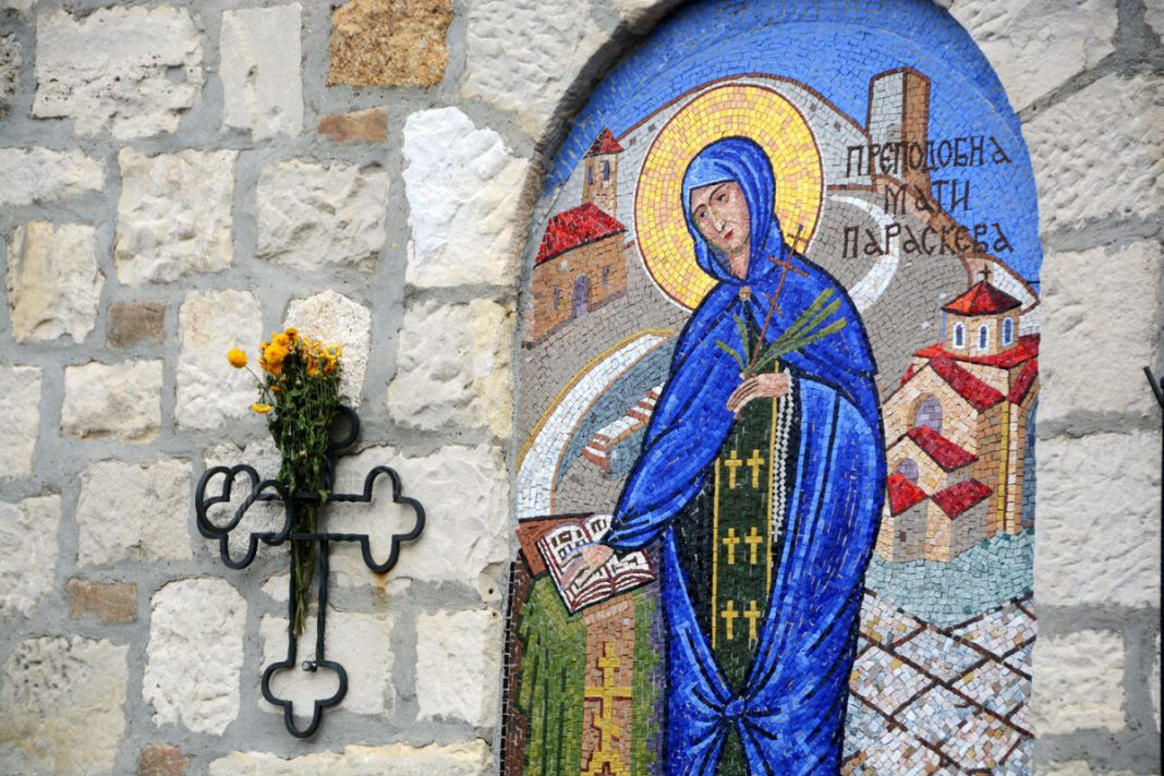 Ako molite Svetu Petku za pomoć, narednih 7 dana radite ovo: Veruje se da nebesa samo tako šalju nagradu vernicima - featured image Ako molite Svetu Petku za pomoć, narednih 7 dana radite ovo: Veruje se da nebesa samo tako šalju nagradu vernicima - featured image