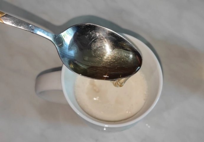 SVAKO JUTRO U ČAŠU MLIJEKA DODAM 2 KAŠIKE SIRĆETA: Nakon 7 dana nije mogla vjerovati šta se desilo - featured image SVAKO JUTRO U ČAŠU MLIJEKA DODAM 2 KAŠIKE SIRĆETA: Nakon 7 dana nije mogla vjerovati šta se desilo - featured image