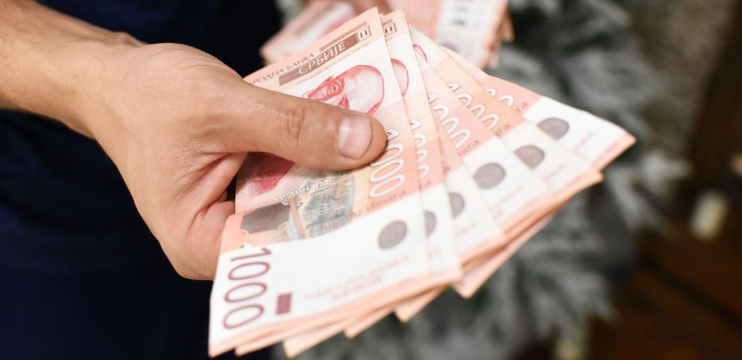 OSIM POVIŠICE PENZIONERIMA STIŽE I DODATAK NA PENZIJU! Dobija se mesečno, evo ko ima pravo i koliko on iznosi - featured image OSIM POVIŠICE PENZIONERIMA STIŽE I DODATAK NA PENZIJU! Dobija se mesečno, evo ko ima pravo i koliko on iznosi - featured image