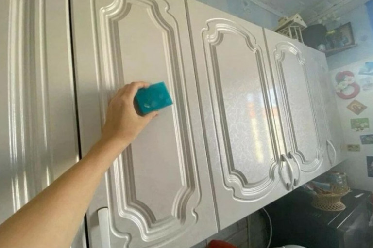 Ljepljiva MAST i nečistoće odmah nestaju. Kuhinjski 0rmarići ponovo blistaju: Nanijela sam i obrisala – to je to! - featured image Ljepljiva MAST i nečistoće odmah nestaju. Kuhinjski 0rmarići ponovo blistaju: Nanijela sam i obrisala – to je to! - featured image