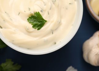 Umak od češnjaka: Ovaj jednostavni recept pomoći će vam da podignete brojna jela Umak od češnjaka: Ovaj jednostavni recept pomoći će vam da podignete brojna jela - featured image