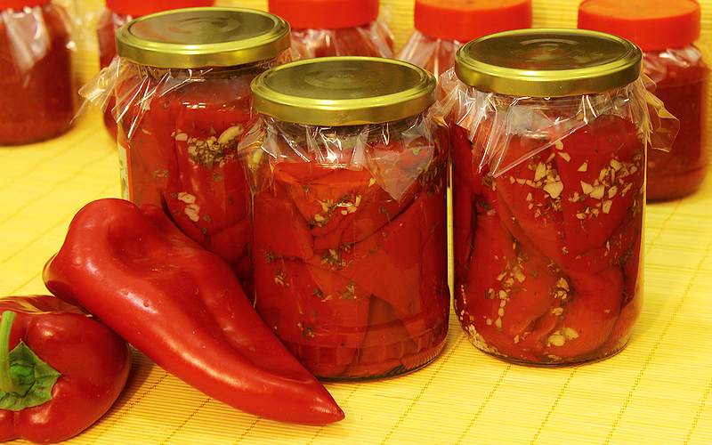 Pečena paprika sa belim lukom za zimnicu - featured image Pečena paprika sa belim lukom za zimnicu - featured image