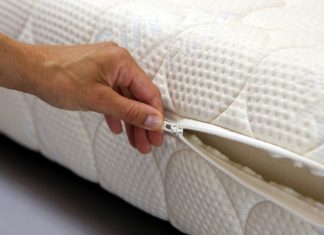 ŽENA OTKRILA TRIK KAKO DA OČISTITE MADRAC OD ŽUTIH I SMEĐIH MRLJA: Treba vam samo jedan sastojak, ZA PAR MINUTA KAO NOV ŽENA OTKRILA TRIK KAKO DA OČISTITE MADRAC OD ŽUTIH I SMEĐIH MRLJA: Treba vam samo jedan sastojak, ZA PAR MINUTA KAO NOV - featured image