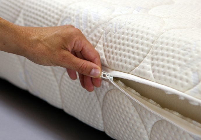 ŽENA OTKRILA TRIK KAKO DA OČISTITE MADRAC OD ŽUTIH I SMEĐIH MRLJA: Treba vam samo jedan sastojak, ZA PAR MINUTA KAO NOV - featured image ŽENA OTKRILA TRIK KAKO DA OČISTITE MADRAC OD ŽUTIH I SMEĐIH MRLJA: Treba vam samo jedan sastojak, ZA PAR MINUTA KAO NOV - featured image