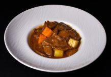 Ovo je recept za odličan gulaš: Kuhar otkrio kako da vam meso bude mekano kao u restoranu Ovo je recept za odličan gulaš: Kuhar otkrio kako da vam meso bude mekano kao u restoranu - featured image