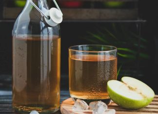 Najbolji čuvar zdravlja je jabukovo sirće, ali niko ne zna da ga koristi pravilno: Evo kako treba da se uzima Najbolji čuvar zdravlja je jabukovo sirće, ali niko ne zna da ga koristi pravilno: Evo kako treba da se uzima - featured image